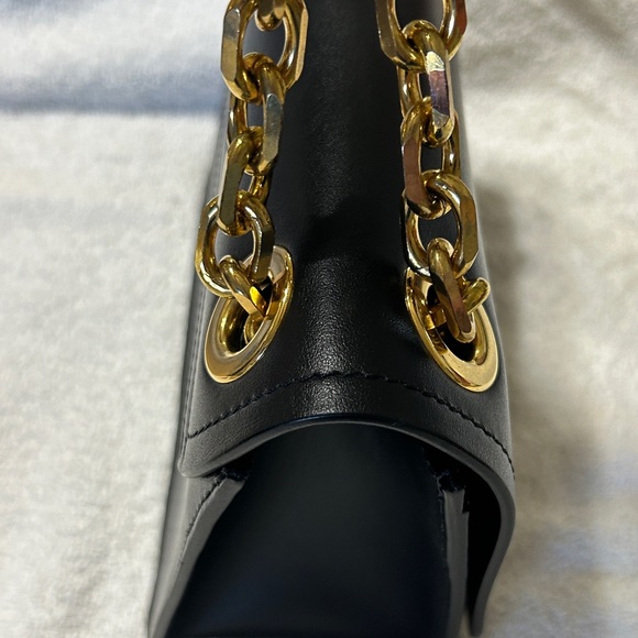 MOSCHINO black leather handbag with gold chain (handle) and gold buckle - Picture 2 of 15